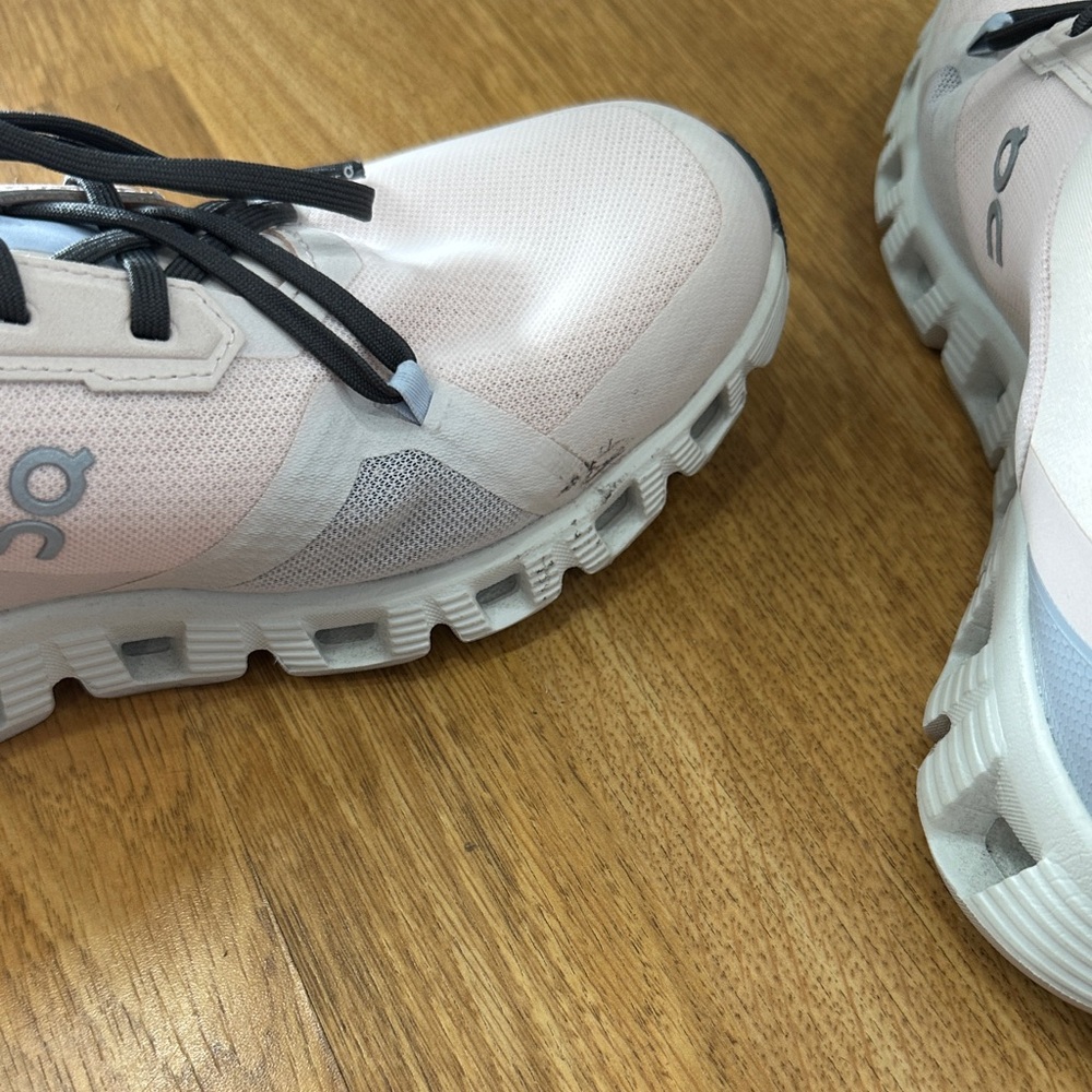 On Running Women's Trainers in Pale Pink and Black - Picture 4 of 6